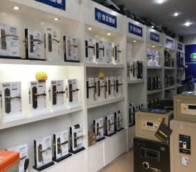 射洪李文店内锁具展示