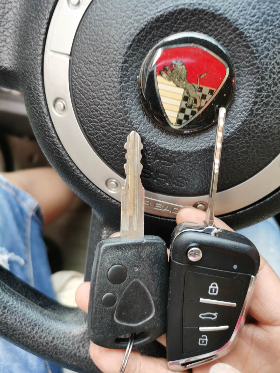 汽车遥控钥匙怎么配？