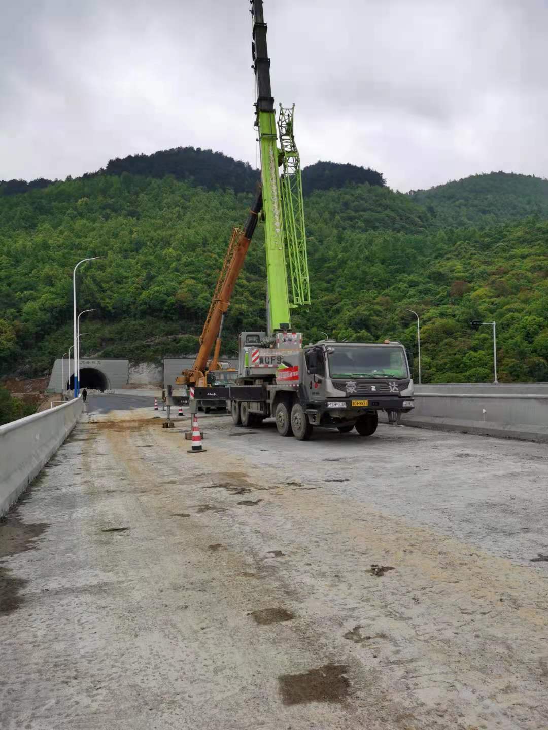 重庆洒水车出租进工地要注意什么