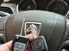 车钥匙锁在车里怎么办？宁乡附近开汽车锁哪家靠谱？
