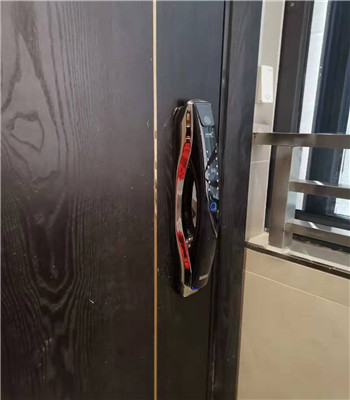 手印锁电池用完了怎样开门，防盗门怎样更换锁芯？