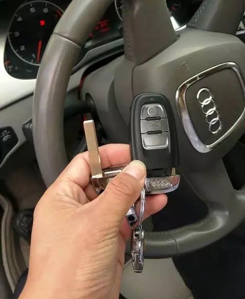 车钥匙没拔，车锁上了是为什么？