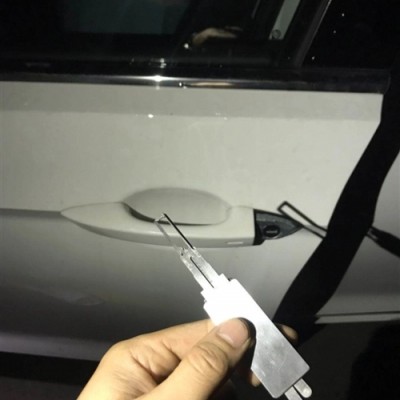本田思域钥匙锁在车内怎样开锁