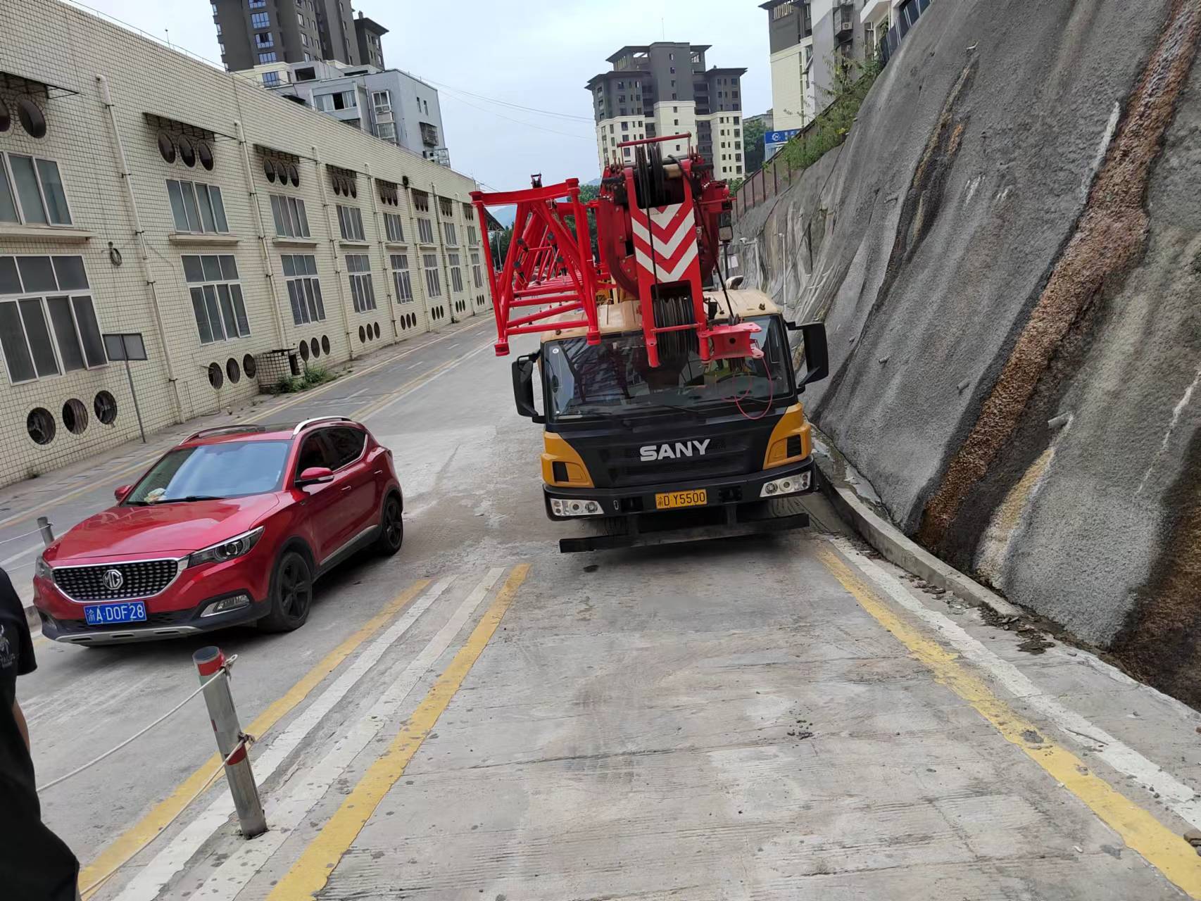 在奉节租吊车的这个过程中应该注意什么-- 重庆海红吊装有限公司