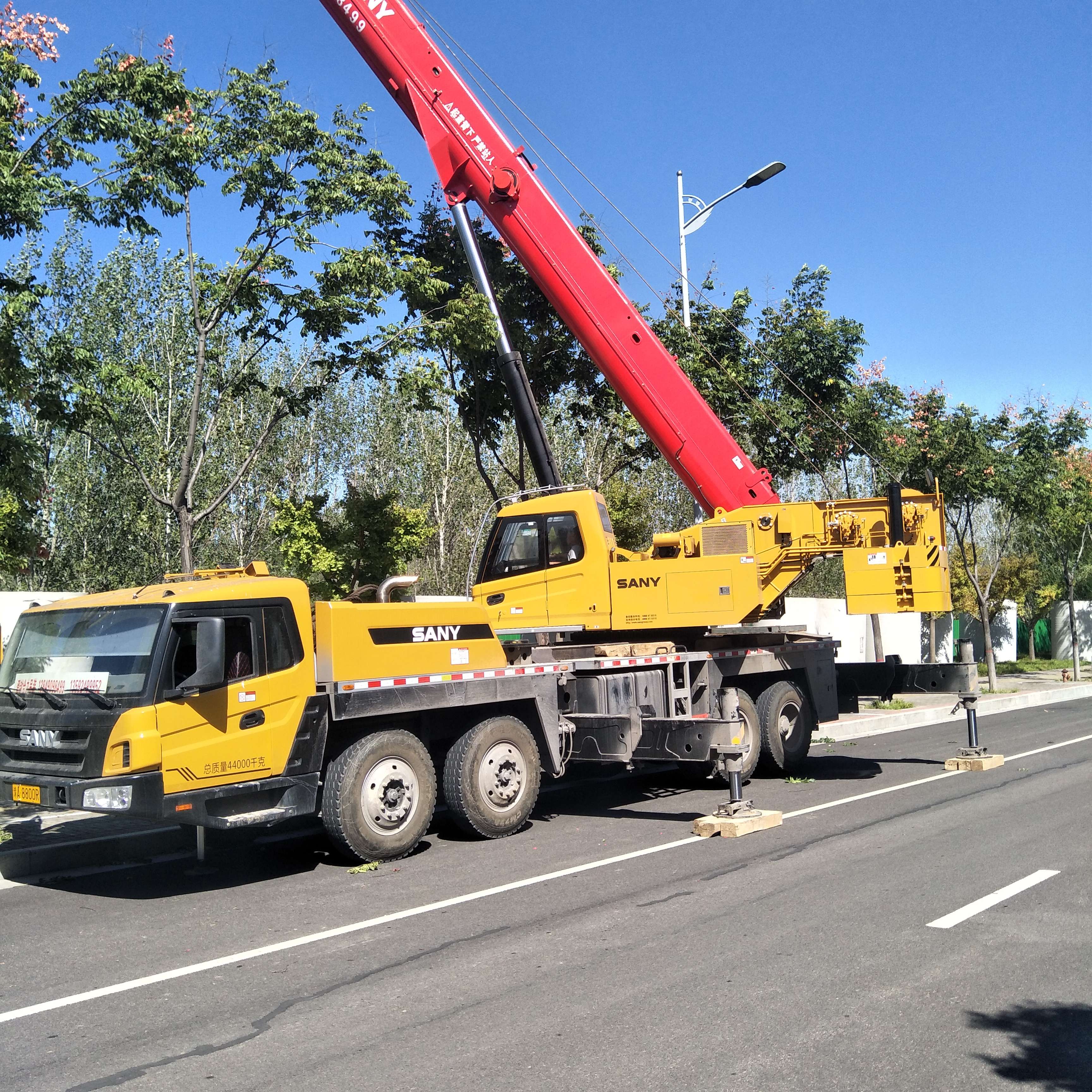 使用室外吊车时不能忽视的注意事项-- 登封市合力吊装搬运有限公司