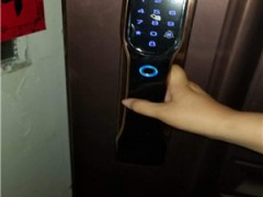 当家里停电时，指纹锁用户有哪些应急处理措施？