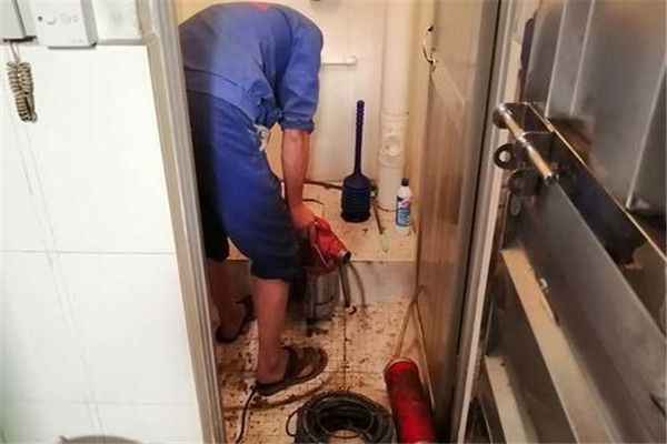 如何解决被纸屑卡住的厕所？江门疏