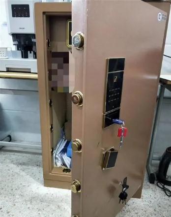 平庄开保险柜锁需要什么手续-- 元宝山区金点正能量开锁服务部
