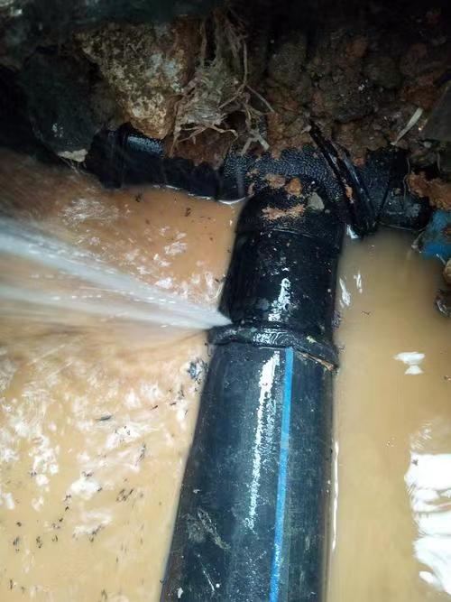 如何使用测水仪检测家庭水暖网络中的漏水位置？-- 泉州家安漏水检测公司