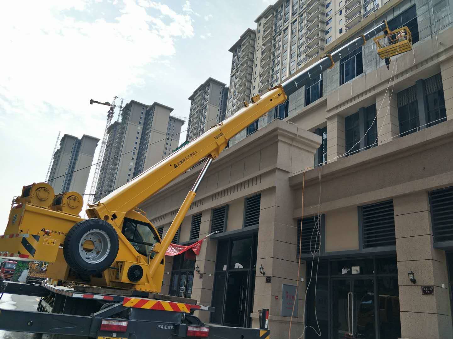 临沂汽车吊出租吊车吨位那么多怎么判断要租多大的-- 临沂市建鑫吊车出租公司