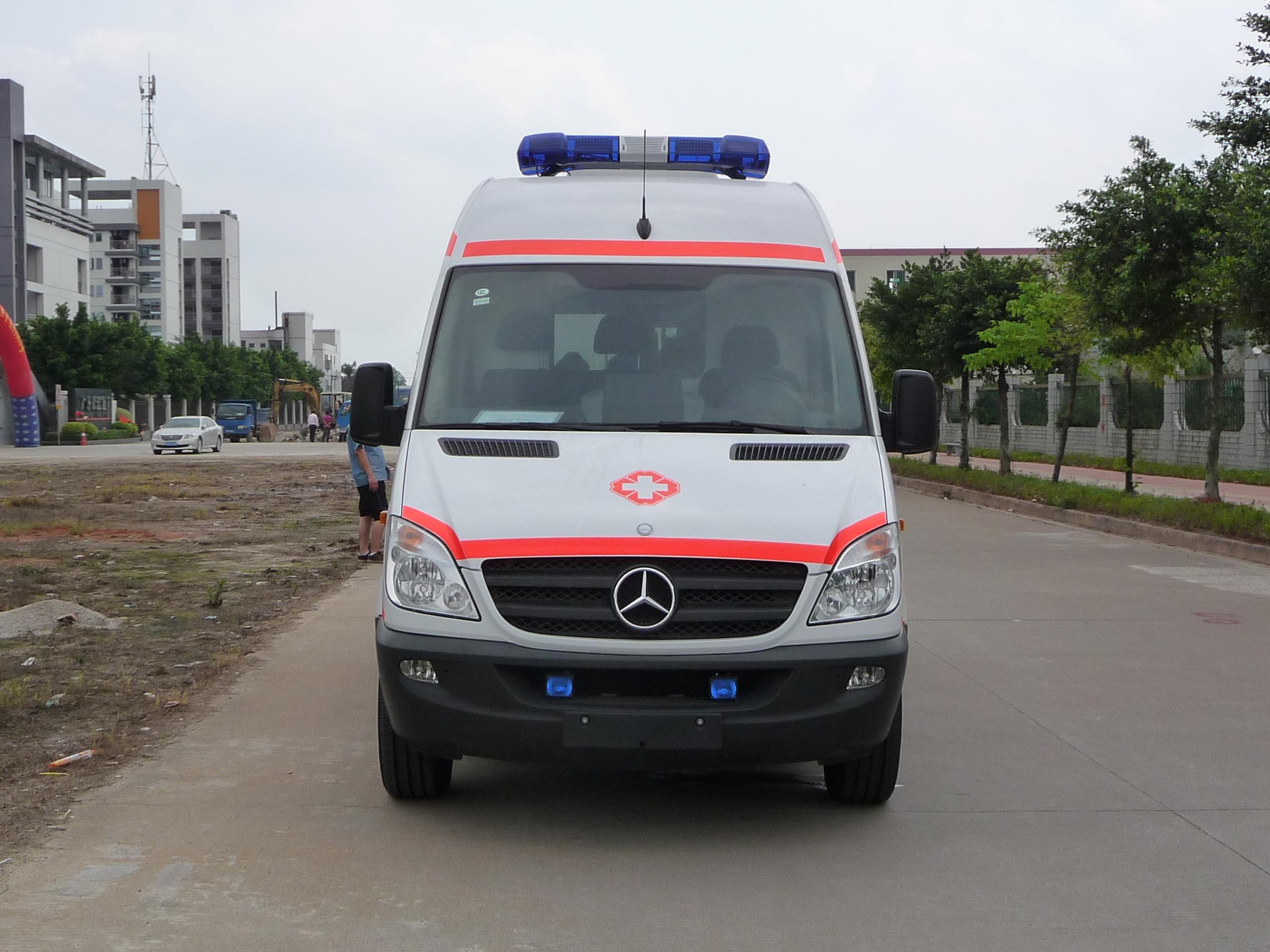 成都救护车出租： 为重病人提供及时救援服务-- 四川有爱救护车出租转运中心