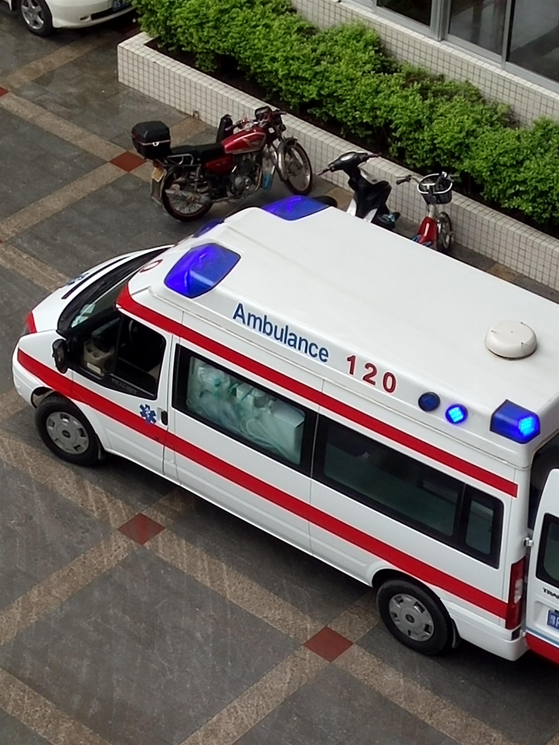 资阳救护车出租，让生命得到及时救治-- 四川有爱救护车出租转运中心