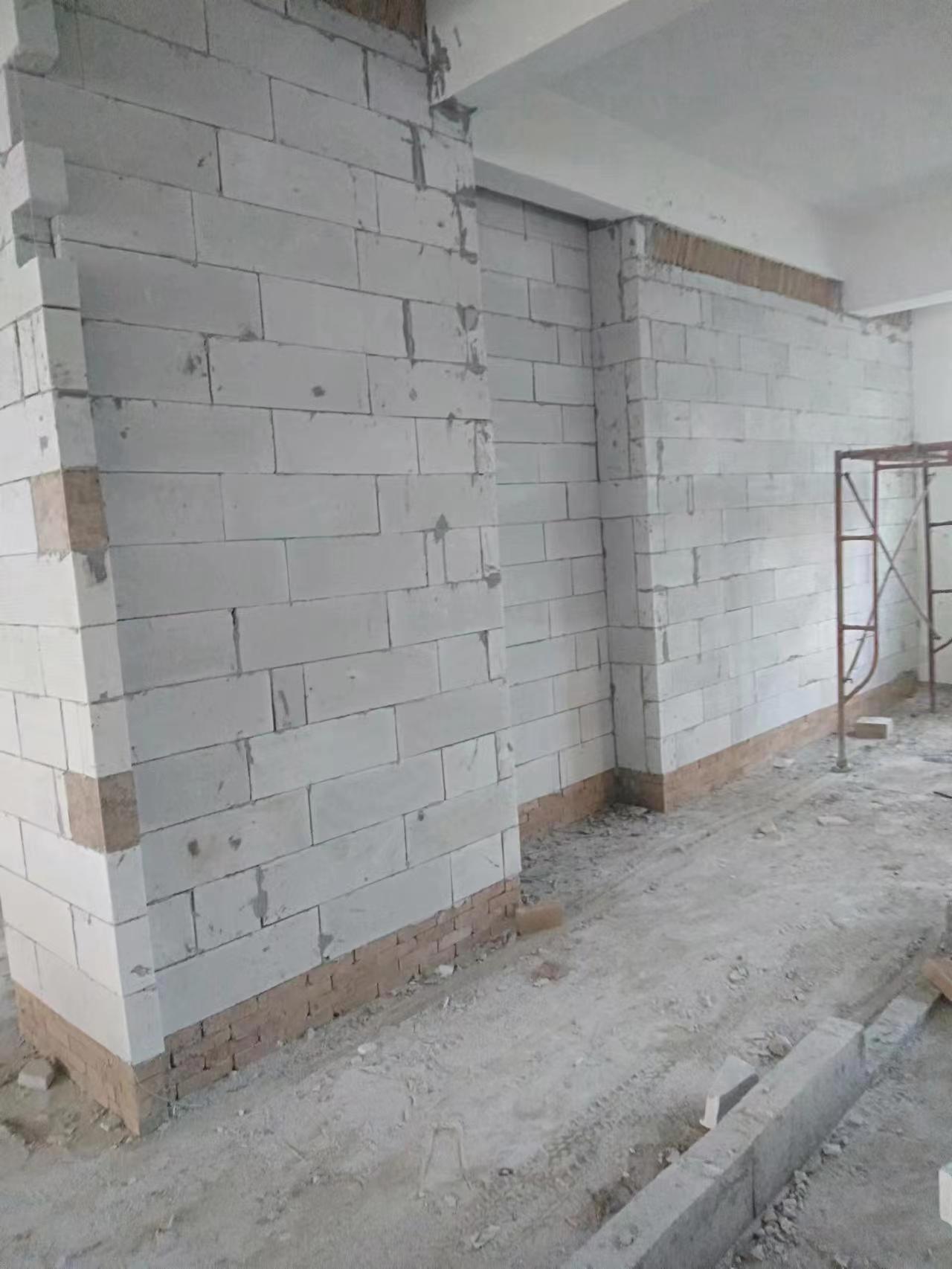 使用加气砖砌墙可以减轻劳动强度，提高施工功率