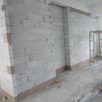 使用加气砖砌墙可以减轻劳动强度，提