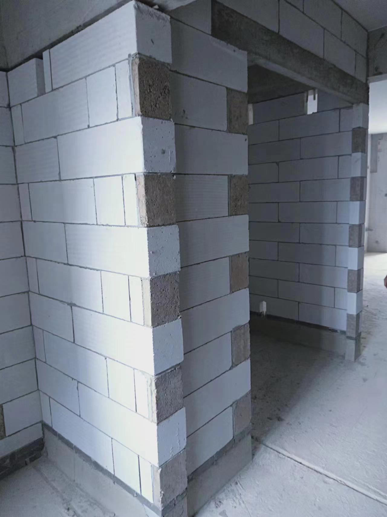 梅州加气块砖是用什么材料做成的-- 梅州鑫浩砌墙抹灰包工包料