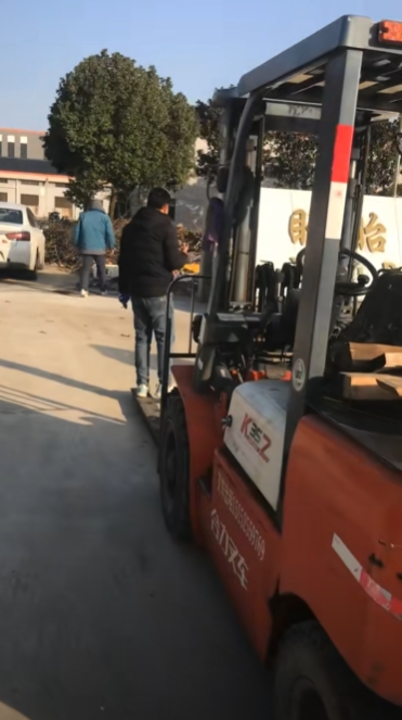 叉车在装卸货物移动时如何防止货物侧翻？-- 盱眙县诚信机械设备租赁服务中心