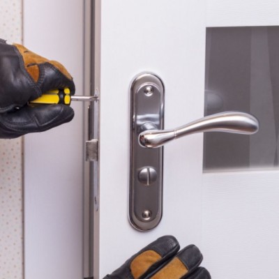 更换锁芯的过程中应避免损坏门框和锁