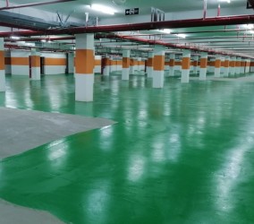 什么因素影响了体育馆观众席地坪的舒适度？