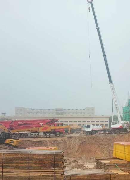 吊车作业时如何保障周边环境和人员安全？-- 始兴县安运吊装吊车出租公司