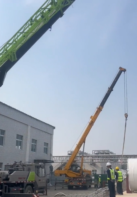 吊车如何在桥梁建设中发挥关键吊运作用？-- 正阳县恒阳吊装服务有限公司
