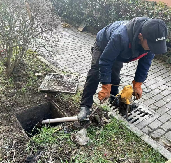 在大型建筑中疏通下水道有何技巧？-- 桐乡市彭师傅管道疏通维修服务中心