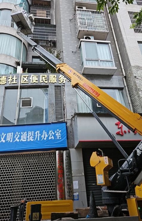 如何确保吊车的吊装作业安全高效进行？