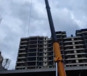 如何确保吊车的吊装作业符合工程标准？