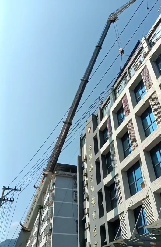 搭建舞台设施需要租用吊车来协助搭建工作吗？-- 梧州市大力吊装服务中心