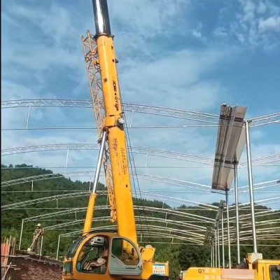 对于超高建筑物的吊运作业，哪种吊车能满足起吊高度？