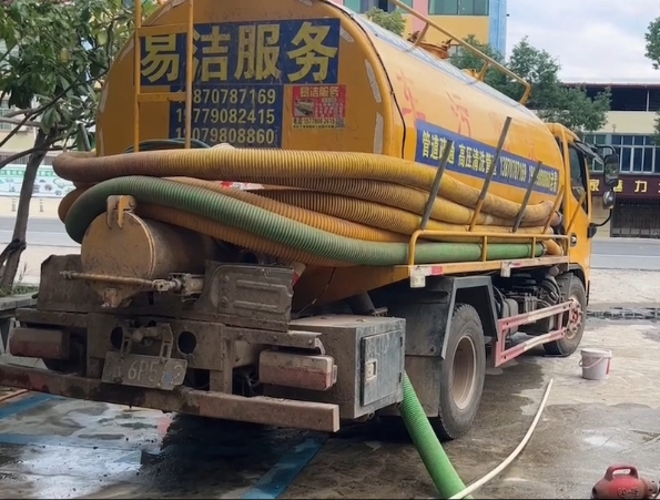 于都银坑镇疏通管道的价格会比在县城贵多少？