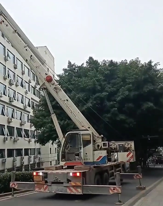 当在林州有紧急吊运任务时，如何保证吊车能及时到位？-- 林州市辉腾吊装搬运服务中心