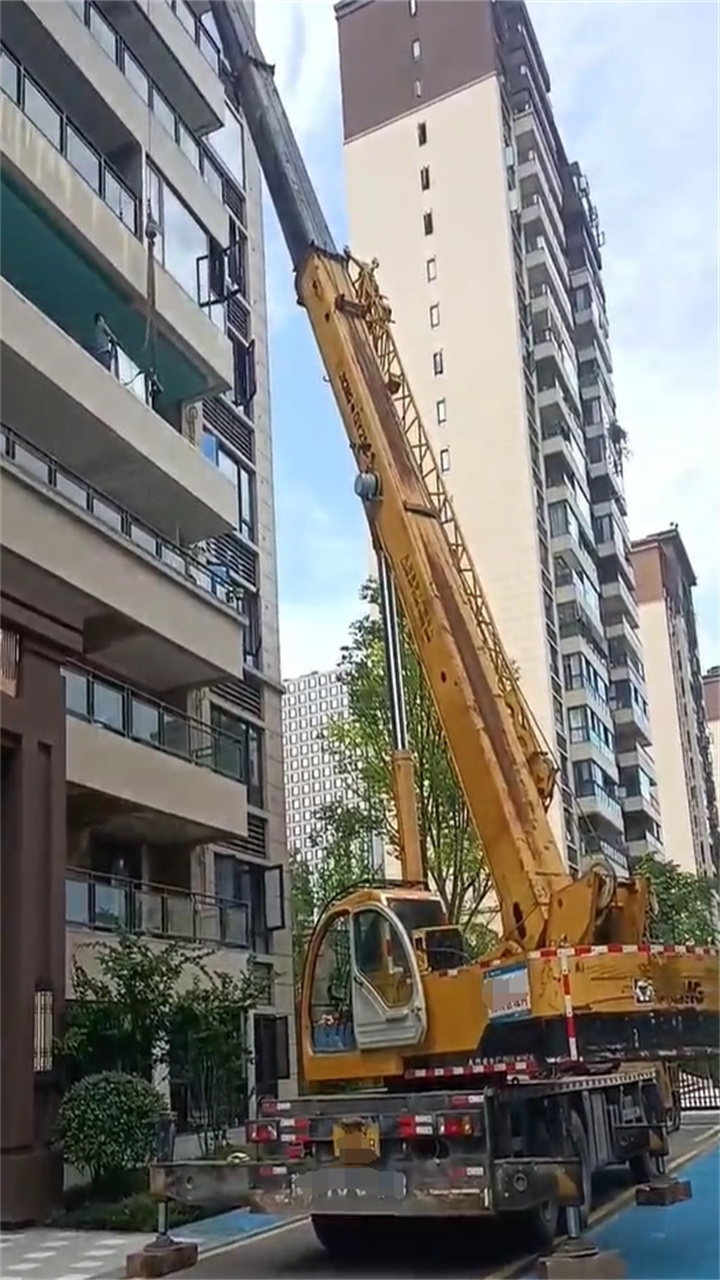 小型吊车：灵活作业的得力助手！-- 云南大理市俊鸣吊装服务有限公司