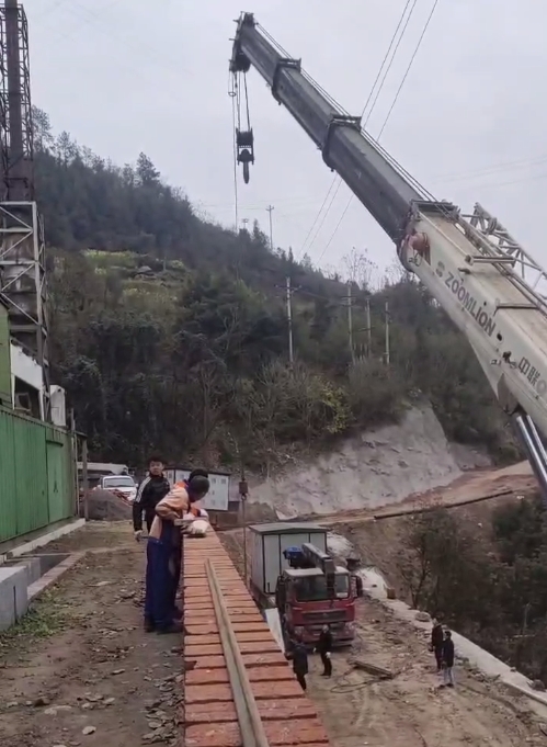 吊车吊运物品放置位置偏差造成返工，损失应由谁承担？-- 六安市金寨县扬鸿吊车出租中心