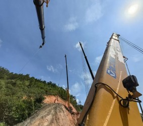 砚山租吊车遇暴雨，能延期还且减免租金吗？