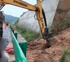 轮式挖机在长途转场时，需要注意什么？