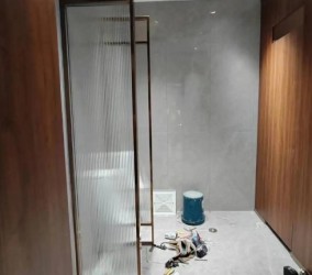 公共卫生间安装隔断时哪些细节最容易被忽略？
