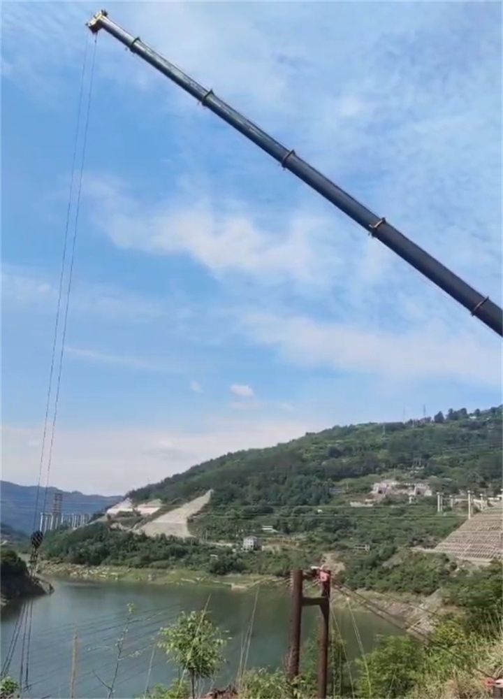 设备吊装作业中如何选择最适合的吊车吨位和车型？