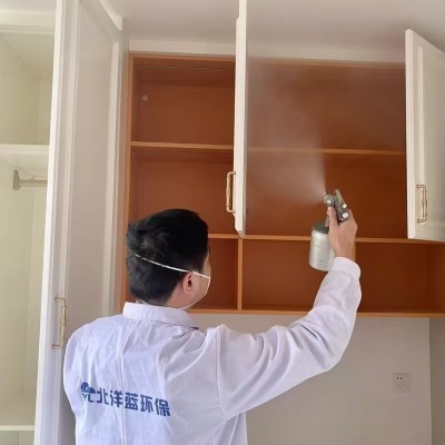 甲醛容易通过呼吸道被吸收，危害身体