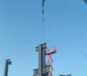 在狭窄空间进行吊车的吊装作业如何确保安全？
