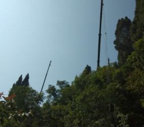 吊车操作过程中，如何防止高空起重物体坠落？