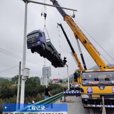 在工地使用吊车时，需要遵守安全操作