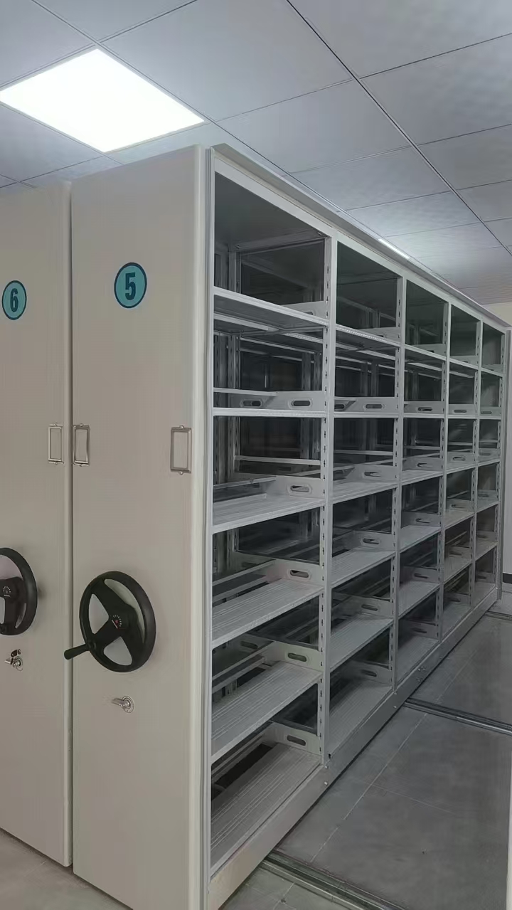 青海西宁水电四局手动档案密集架安装现场实景案例-- 河北忠鹰智能科技有限公司