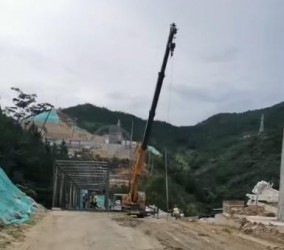 吊车使用时绝不允许载人