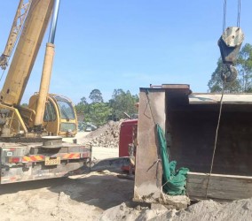 吊车在高层建筑吊装作业中，如何解决高空风力影响的问题？​