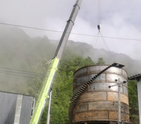 在吊车吊装重物过程中，如何观察吊车支腿是否出现下沉现象？