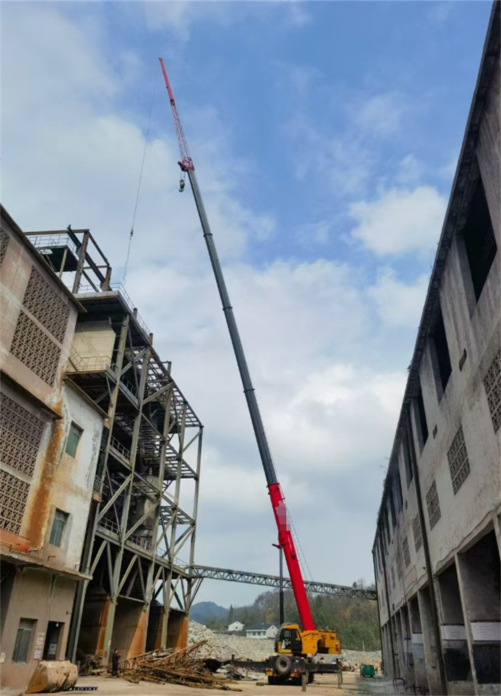 吊车完成路灯杆安装后，如何检查设备水平度？​-- 漯河朱老板吊车出租服务公司