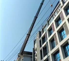 完成大型广告牌安装后，如何检查吊车的防风加固措施？