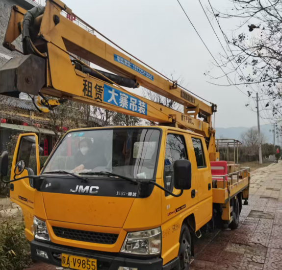 高空车作业在电力线路架设工程中如何保障作业安全？-- 蓝田县大寨吊装公司