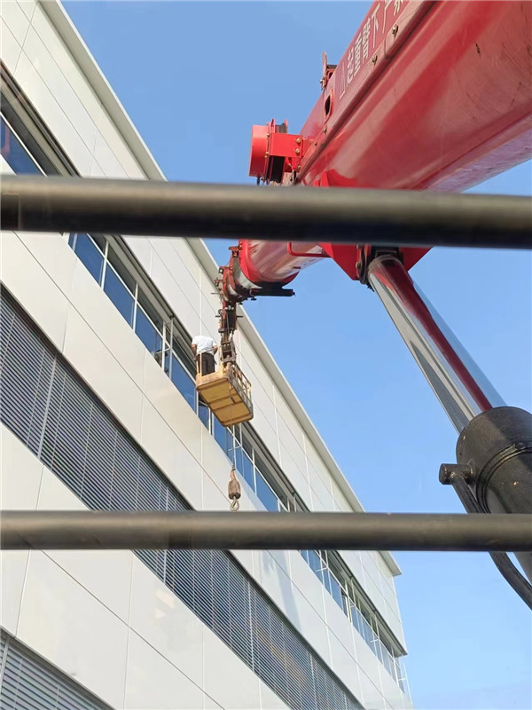 金寨吊车出租如何判断现场的地形是否适合吊装呢-- 金寨县鼎力吊车出租有限公司