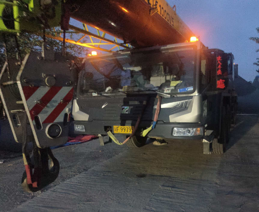 吊车在泥泞场地作业，如何通过铺垫材料保护设备轮胎？​-- 绵竹磊磊机械设备租赁有限公司